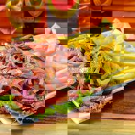 Calabresa acebolada com fritas
