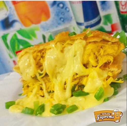 Pastel de Frango Desfiado Com Queijo Minas