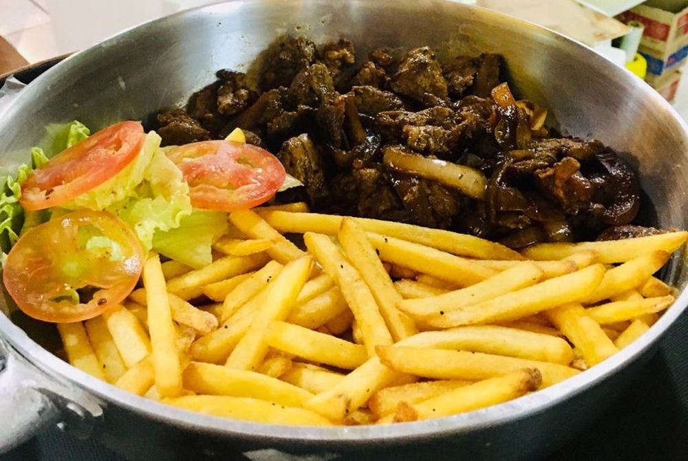 FILÉ COM FRITAS