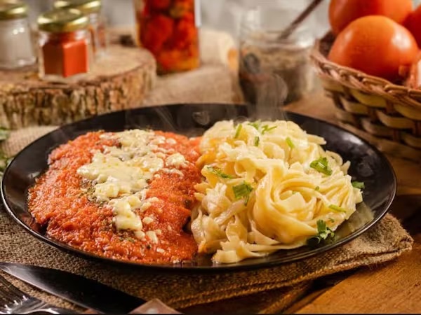 Filé de frango à parmegiana ao Talharim alho e óleo + Refri 200ml