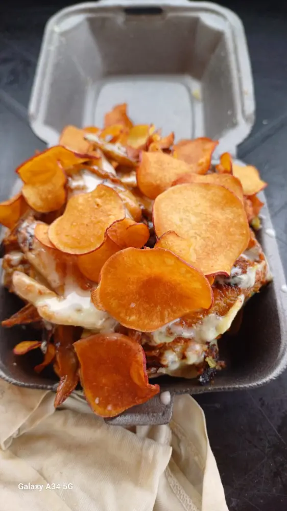 ASINHAS  DE FRANGO  C/ MOLHO  RANCH E CHIPS DE BATATA DOCE