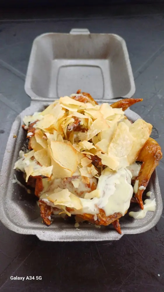 ASINHAS DE FRANGO C/ MOLHO DE ALHO PORO E CHIPS DE MANDIOCA