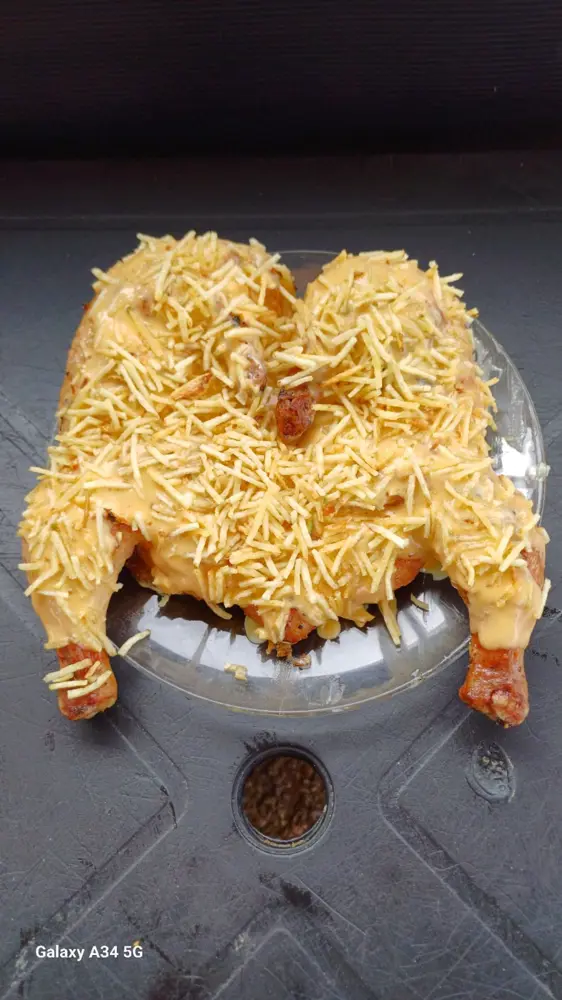 METADE DE FRANGO ASSADO C/ MOLHO CHDDAR E BATATA PALHA 