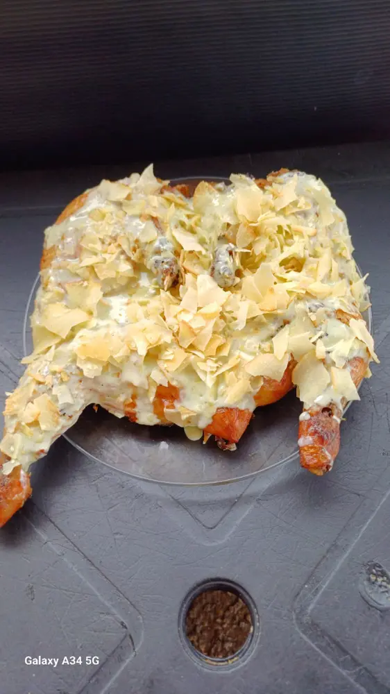 METADE DE FRANGO ASSADO C/ MOLHO DE ALHO PORO E CHIPS DE MANDIOCA