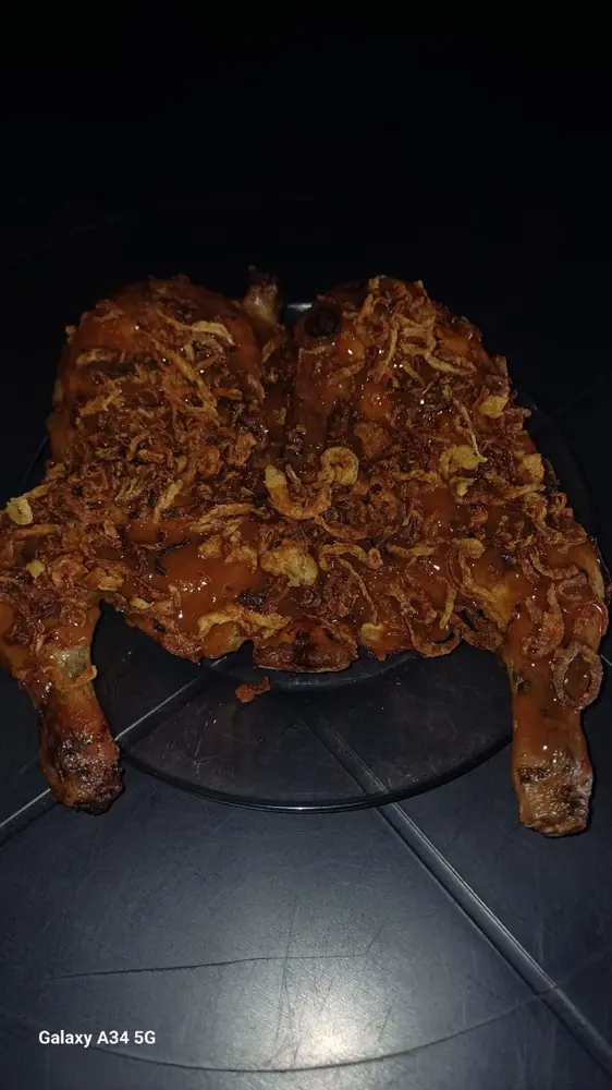 METADE DE FRANGO ASSADO C/ MOLHO BARBECUE E CROCANTE DE CEBOLA 