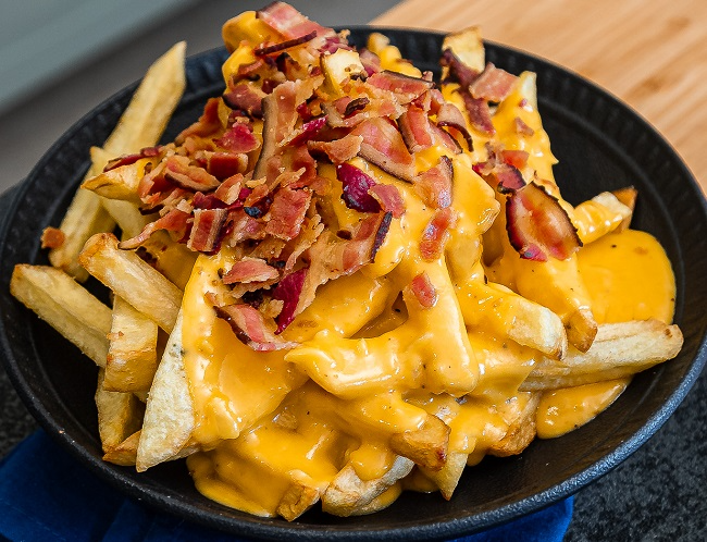 BATATA FRITA COM CHEDDAR E BACON