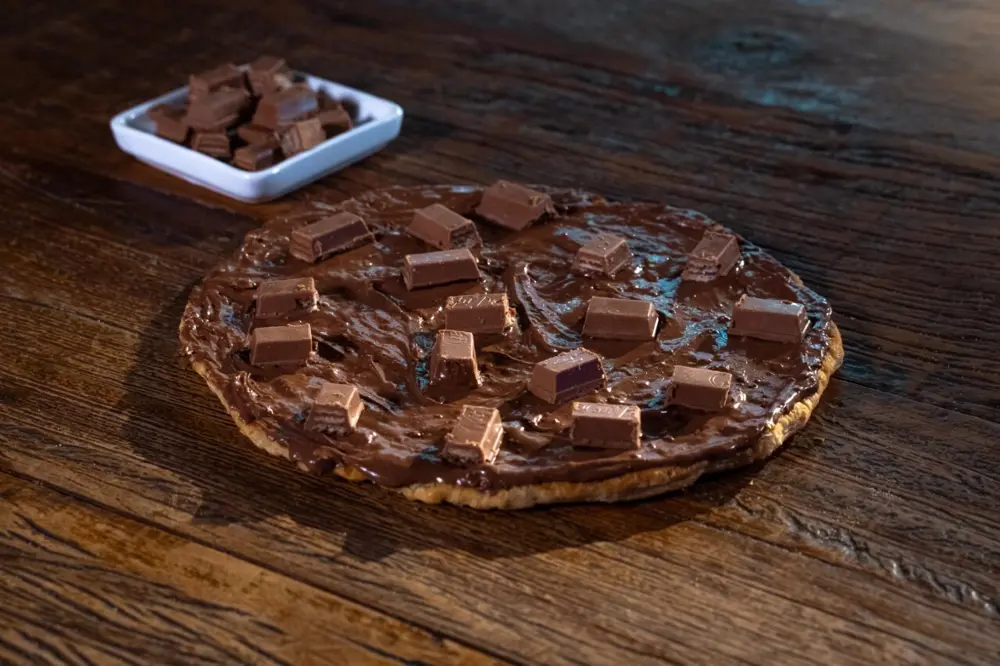 PIZZA DE KIT KAT COM CHOCOLATE (M)