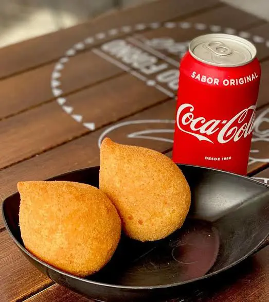 02 coxinha mais Cola-cola lata
