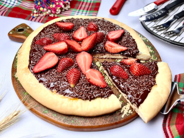 PIZZA DE MORANGO COM CHOCOLATE (G)