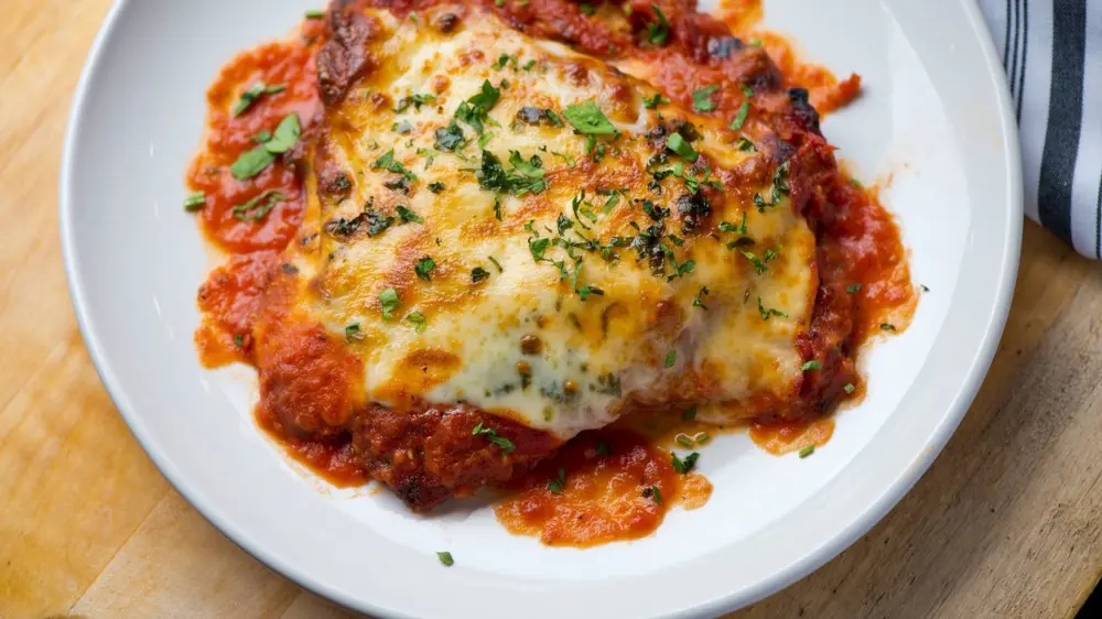 FILÉ DE FRANGO A PARMEGIANA 