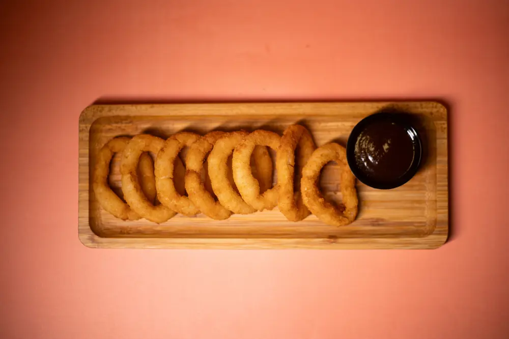 onion rings ( 8 unidades) + molho barbecue