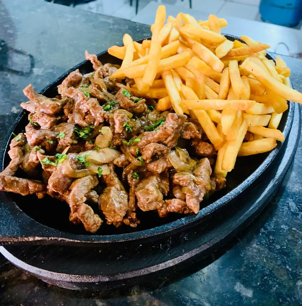 FILÉ COM FRITAS
