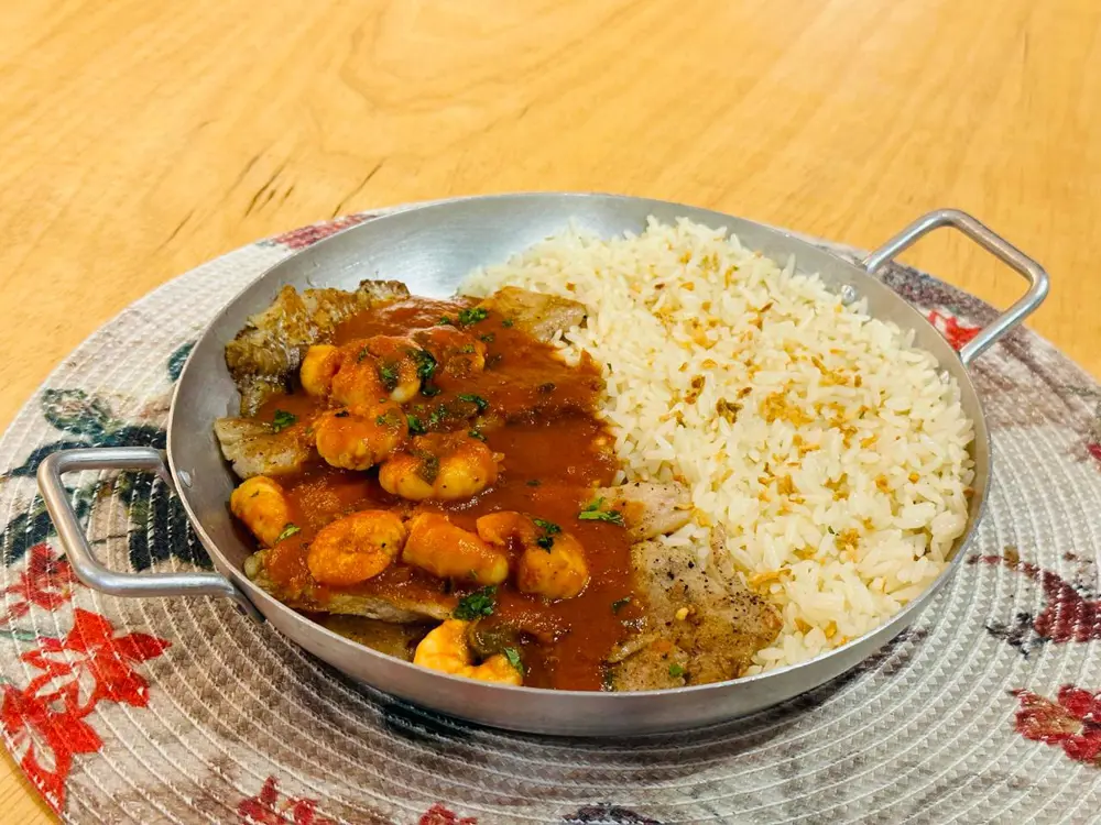 PEIXE AO MOLHO DE CAMARÃO