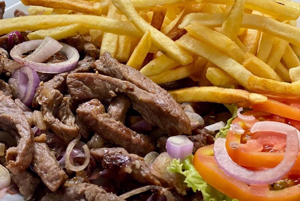 FILÉ COM FRITAS