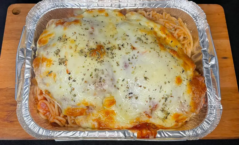 FILÉ A PARMEGIANA DE FRANGO
