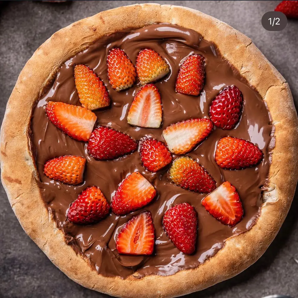 Pizza de chocolate com morango 
