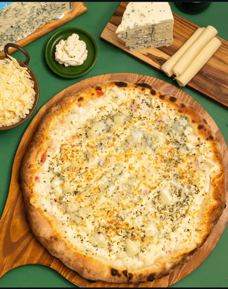 Pizza quatro queijo 