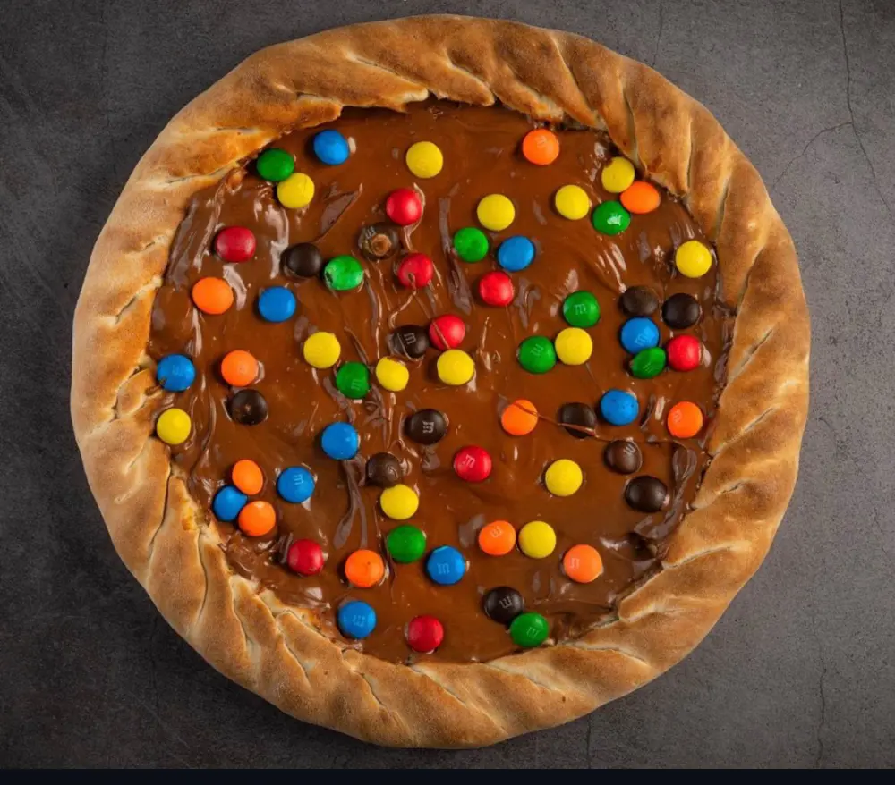 Pizza de chocolate com M&M 