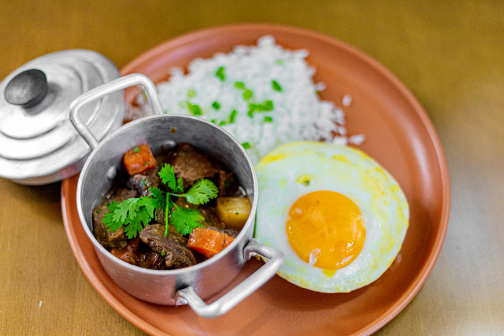 CARNE DE PANELA COM FEIJÃO TROPEIRO