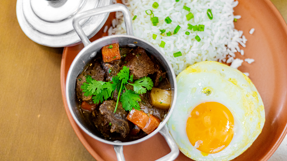CARNE DE PANELA COM FEIJÃO TROPEIRO