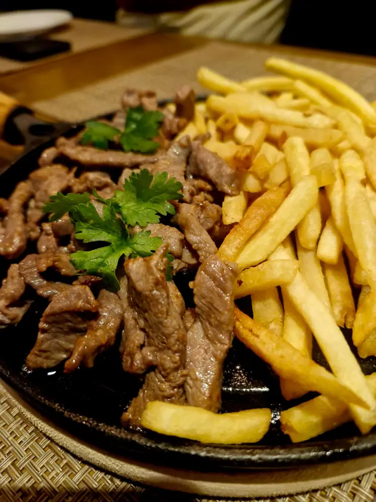 CARNE COM FRITAS
