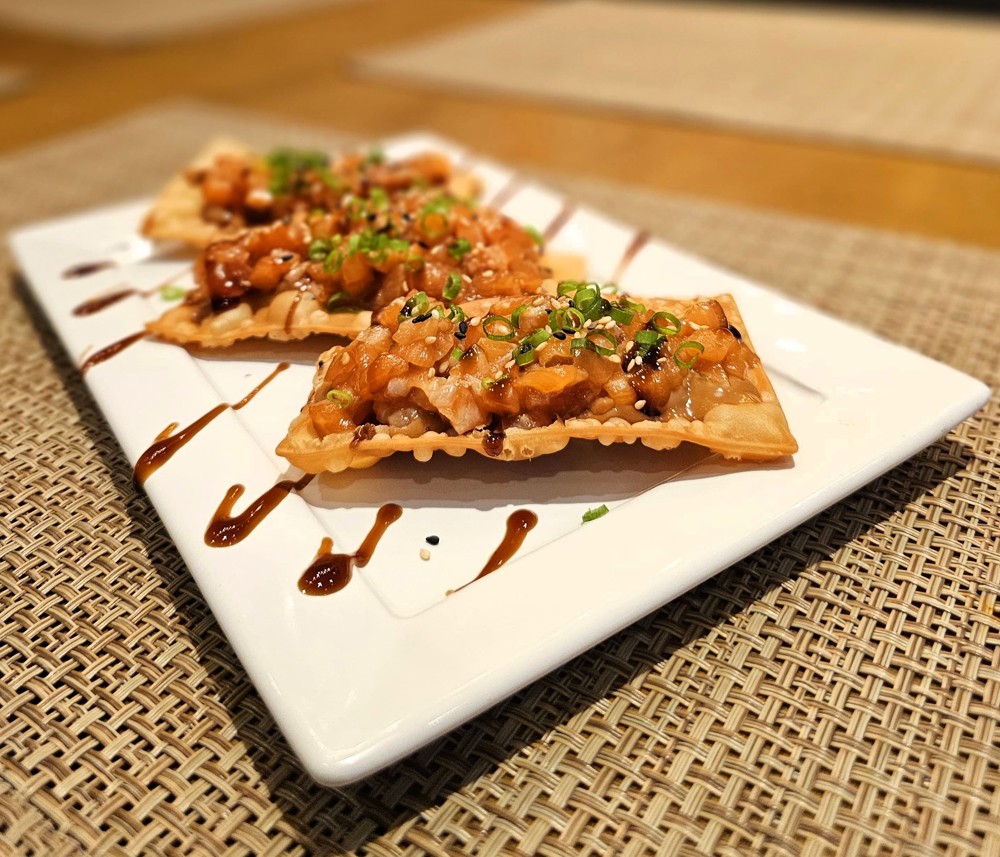 MINI TARTAR DE SALMÃO CROCANTE