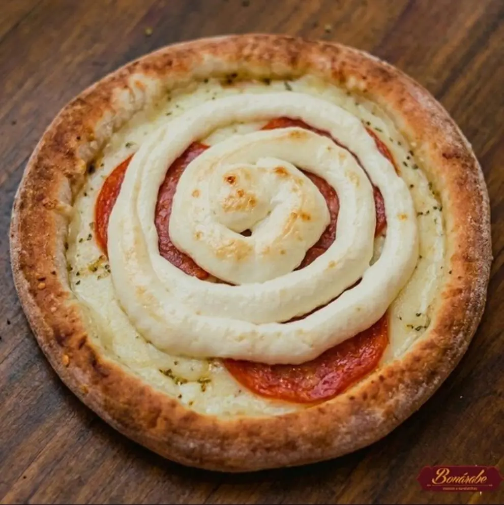 Esfiha peperoni com cream chesse